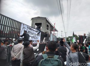 Demo di Depan Kantor Pertamina, Mahasiswa di Tasik Tolak Kenaikan BBM Demo di Depan Kantor Pertamina, Mahasiswa di Tasik Tolak Kenaikan BBM