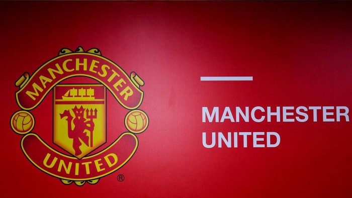 Manchester United BANGKOK, THAILAND - JULY 12: Manchester Uniteds logo at the front of dressing room during the preseason friendly match between Liverpool and Machester United at Rajamangala Stadium on July 12, 2022 in Bangkok, Thailand. (Photo by Supakit Wisetanuphong/MB Media/Getty Images)