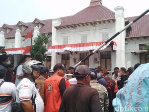 Ratusan Massa Geruduk PN Medan, Minta Mujianto Segera Ditahan Ratusan Massa Geruduk PN Medan, Minta Mujianto Segera Ditahan