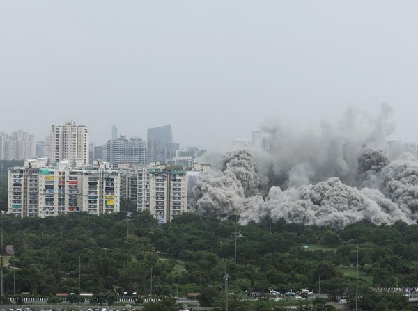 Melihat Lagi Gedung Pencakar Langit Ilegal di India Hancur Dibom