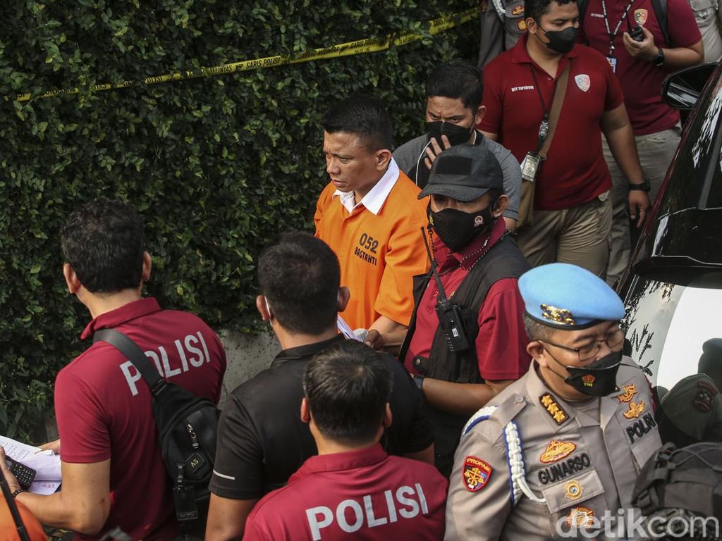 Pengamat Sarankan Kakak Asuh Sambo Dimutasi: Biar Tak Ada Perlawanan Pengamat Sarankan Kakak Asuh Sambo Dimutasi: Biar Tak Ada Perlawanan