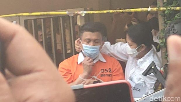 Momen Putri Candrawathi memasangkan masker ke Sambo