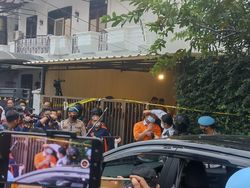 Momen Putri Candrawathi Pakaikan Masker ke Ferdy Sambo yang Tangannya Diikat