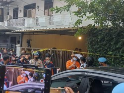 Momen Putri Candrawathi Pakaikan Masker ke Ferdy Sambo yang Tangannya Diikat