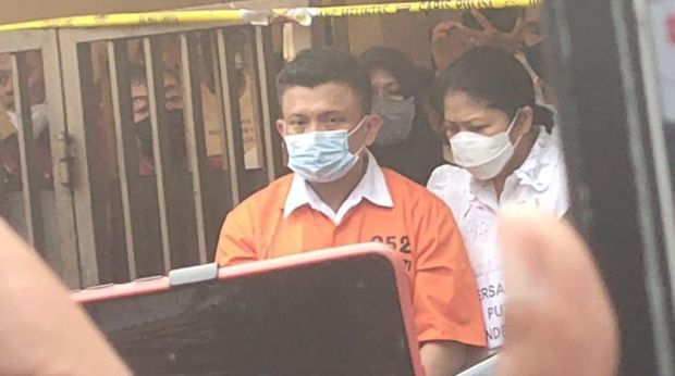 Momen Putri Candrawathi pasangkan masker ke Ferdy Sambo (detikcom)