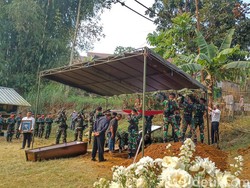 Jenazah Achmad Roestandi Dimakamkan Secara Militer di Bandung