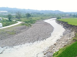 Cegah Banjir-Pengikisan Tanah, Sedimentasi Sungai Cikao Dikeruk