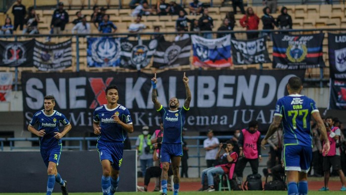 Pesepak bola Persib Bandung David Da Silva (tengah) melakukan seleberasi usai mencetak gol ke gawang PSIS Semarang saat pertandingan BRI Liga 1 di Stadion Gelora Bandung Lautan Api, Bandung, Jawa Barat, Sabtu (13/8/2022). Pertandingan tersebut dimenangkan oleh Persib Bandung dengan skor 2-1. ANTARA FOTO/Raisan Al Farisi/aww.
