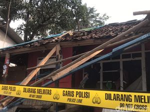 Polisi Buru Perusak Rumah di TKP Penusukan Agen TKW Sukabumi Polisi Buru Perusak Rumah di TKP Penusukan Agen TKW Sukabumi