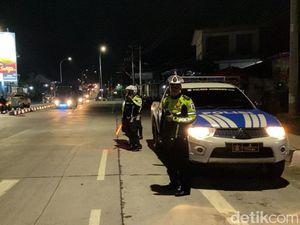 Polisi Jaga Jalur Rawan Cegah Aksi Pelemparan Kaca Truk Polisi Jaga Jalur Rawan Cegah Aksi Pelemparan Kaca Truk