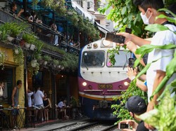 Tut.. Tuutt.. Lagi Asyik Foto, Turis Ini Ketabrak Kereta Api