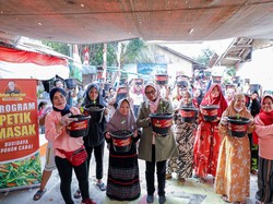 Relawan Mak Ganjar Bagikan 1.200 Pohon Cabai di 5 Wilayah DKI Jakarta