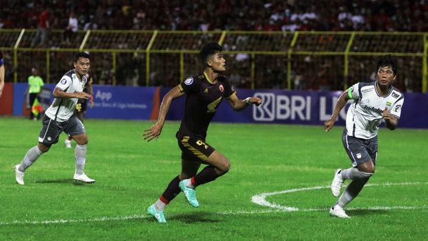PSM MAKASSAR MENANG MELAWAN PERSIB BANDUNG Pesepak bola PSM Makassar Ramadhan Sananta (tengah) berusaha melewati pesepak bola Persib Bandung pada laga BRI Liga 1 di Stadion Gelora BJ Habibie, Pare-Pare, Sulawesi Selatan, Senin (20/8/2022) malam. PSM Makassar Menang melawan Persib Bandung dengan skor 5-1. ANTARA FOTO/HO/PSM/ABHE/hp.