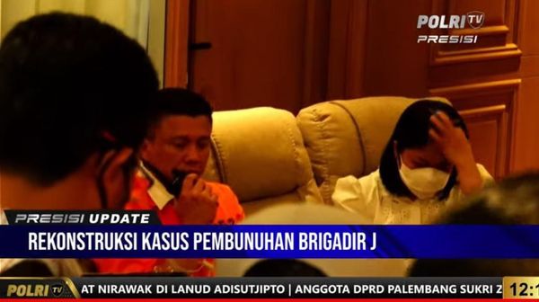 5 Foto Adegan Sambo dan Putri Duduk Bersebelahan-Peluk Cium