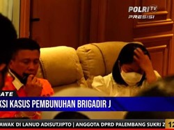 Adegan Ferdy Sambo Bicara Lewat HT di Samping Istri, Apa yang Diomongkan?