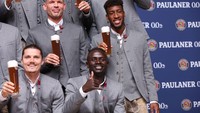 Namun para pemain Muslim biasanya tidak ikut memegang gelas bir karena larangan dalam ajaran Islam. Biasanya mereka menggantinya dengan mengacungkan jempol, seperti yang dilakukan Sadio Mane. Foto: Getty Images for Paulaner/Alexander Hassenstein