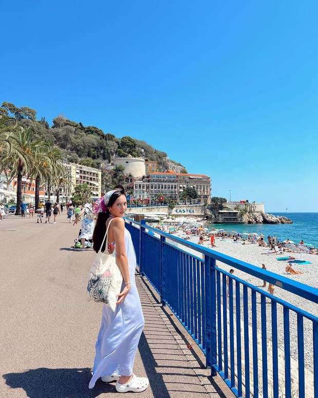 Santai dengan Beach Dress dan Crocs/Foto: Instagram/@bebytsabina Santai dengan Beach Dress dan Crocs/Foto: Instagram/@bebytsabina