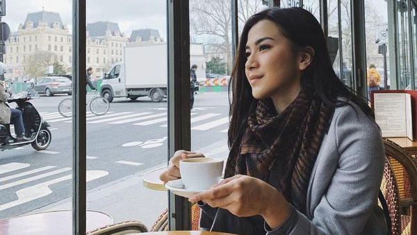 Si Cantik Dita Fakhrana yang Doyan Ngopi di Paris hingga Seoul