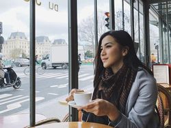 Si Cantik Dita Fakhrana yang Doyan Ngopi di Paris hingga Seoul