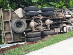 Sopir Mengantuk, Truk Terguling di Tol Jagorawi Arah Bogor