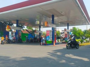Harga BBM Diisukan Naik Tapi Belum Ada Antrean di SPBU Lamongan