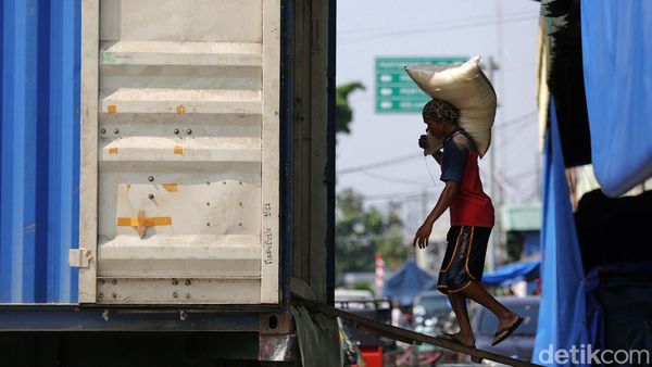 Suasana Pasar Induk Cipinang Saat Stok Beras Aman hingga Desember