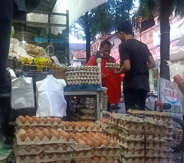The atmosphere at one of the outlets selling chicken eggs in Denpasar, Tuesday (30/8/2022)