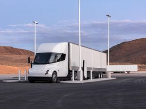Potret Truk Listrik Tesla Semi, Sekali Cas Bisa Melaju 805 Km Potret Truk Listrik Tesla Semi, Sekali Cas Bisa Melaju 805 Km