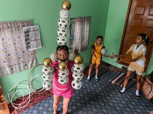 Usaha Kakek di Myanmar Lestarikan Seni Juggling yang Terancam Punah Usaha Kakek di Myanmar Lestarikan Seni Juggling yang Terancam Punah