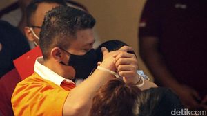 Usai Rekonstruksi, Sambo Peluk dan Cium Putri Candrawathi