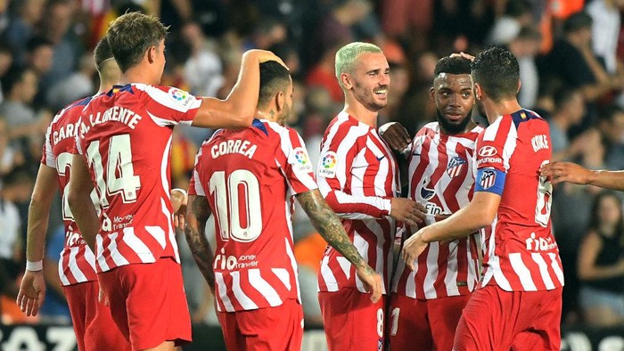 Atletico Madrids French forward Antoine Griezmann (3R), Atletico Madrids French midfielder Thomas Lemar (2R) and teammates celebrate their win at the end of the Spanish League football match between Valencia CF and Club Atletico de Madrid at the Mestalla stadium in Valencia on August 29, 2022. (Photo by JOSE JORDAN / AFP) (Photo by JOSE JORDAN/AFP via Getty Images)