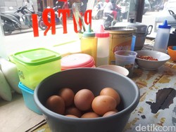 Cara Pedagang Makanan Siasati Harga Telur Mahal