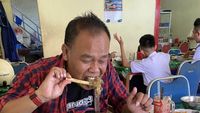 10 Potret Aiptu Turono, Polisi yang Doyan Mukbang Lalapan