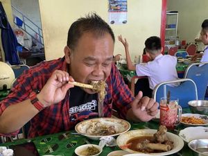 10 Potret Aiptu Turono, Polisi yang Doyan Mukbang Lalapan 10 Potret Aiptu Turono, Polisi yang Doyan Mukbang Lalapan
