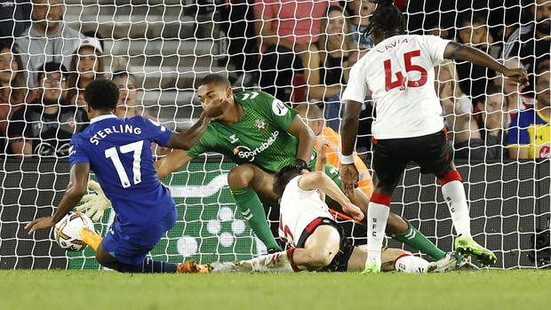Chelsea's Raheem Sterling (left) scores their side's first goal of the game during the Premier League match at St Mary's Stadium, Southampton. Picture date: Tuesday August 30, 2022. (Photo by Steven Paston/PA Images via Getty Images)