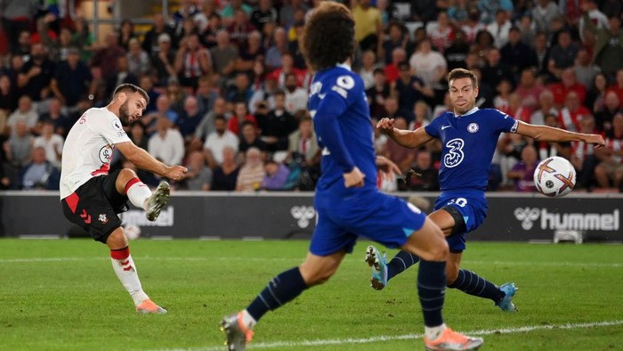 SOUTHAMPTON, ENGLAND - AUGUST 30: Adam Armstrong of Southampton scores their teams second goal during the Premier League match between Southampton FC and Chelsea FC at Friends Provident St. Marys Stadium on August 30, 2022 in Southampton, England. (Photo by Mike Hewitt/Getty Images)
