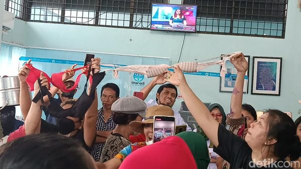 Potret Aksi Emak-emak Pamer Bra Saat Geruduk Kantor PDAM Tirtanadi