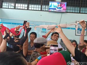 Potret Aksi Emak-emak Pamer Bra Saat Geruduk Kantor PDAM Tirtanadi Potret Aksi Emak-emak Pamer Bra Saat Geruduk Kantor PDAM Tirtanadi