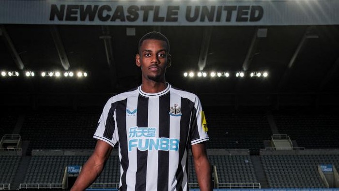 Alexander Isak NEWCASTLE UPON TYNE, ENGLAND - AUGUST 26: Alexander Isak poses for photos after signing for Newcastle United at St. James Park on August 26, 2022 in Newcastle upon Tyne, England. (Photo by Serena Taylor/Newcastle United via Getty Images)