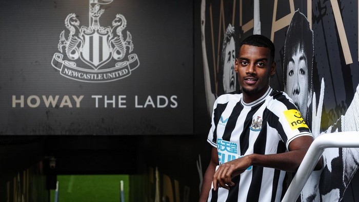 NEWCASTLE UPON TYNE, ENGLAND - AUGUST 26: Alexander Isak poses for photos after signing for Newcastle United at St. James Park on August 26, 2022 in Newcastle upon Tyne, England. (Photo by Serena Taylor/Newcastle United via Getty Images)