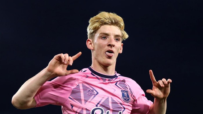 LEEDS, ENGLAND - AUGUST 30: Anthony Gordon of Everton celebrates after scoring their sides first goal during the Premier League match between Leeds United and Everton FC at Elland Road on August 30, 2022 in Leeds, England. (Photo by George Wood/Getty Images)