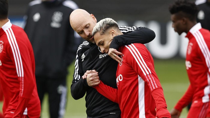 AMSTERDAM - (lr) Ajax coach Erik ten Hag, Antony Matheus Dos Santos of Ajax during a training session prior to the Champions League match against Borussia Dortmund at the Johan Cruijff ArenA on October 18, 2021 in Amsterdam, Netherlands. ANP MAURICE VAN STEEN (Photo by ANP Sport via Getty Images)