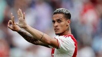 Bahkan jika ditelusuri lebih jauh lagi, tato burung juga bisa dilihat di leher kiri pesepakbola asal Brasil itu semenjak masih di Ajax. Foto: Getty Images/Soccrates Images
