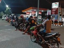 Menengok Antrean Mengular di SPBU Lamongan, Ada yang Cuma Ikut-ikutan
