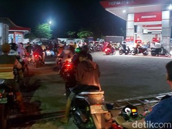 Sebagian Antrean SPBU di Pasuruan Luber ke Jalan-Dijaga Polisi