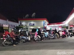 Antrean Warga Surabaya di SPBU Mengular: Di-full Sebelum Naik