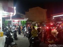 Jelang Harga BBM Naik, SPBU di Makassar Padat Antrean Kendaraan Malam Ini