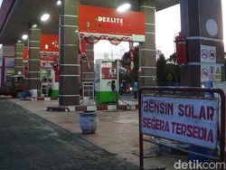 Petugas SPBU Sumenep Kewalahan, Antrean Roda 4 Tak Putus Sejak Siang