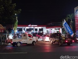 Antrean BBM di SPBU Kota Batu Luber hingga Jalan Raya