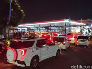 Saat Warga Jatim Serbu SPBU di Tengah Kekhawatiran Naiknya Harga BBM